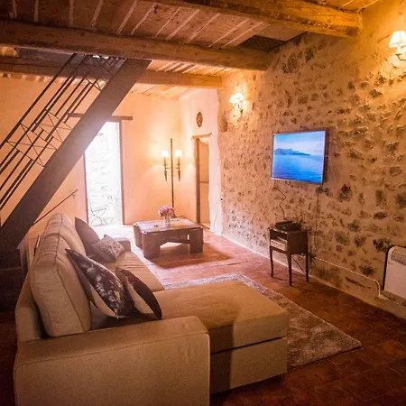 Maison Bacchus بيت للعطل
